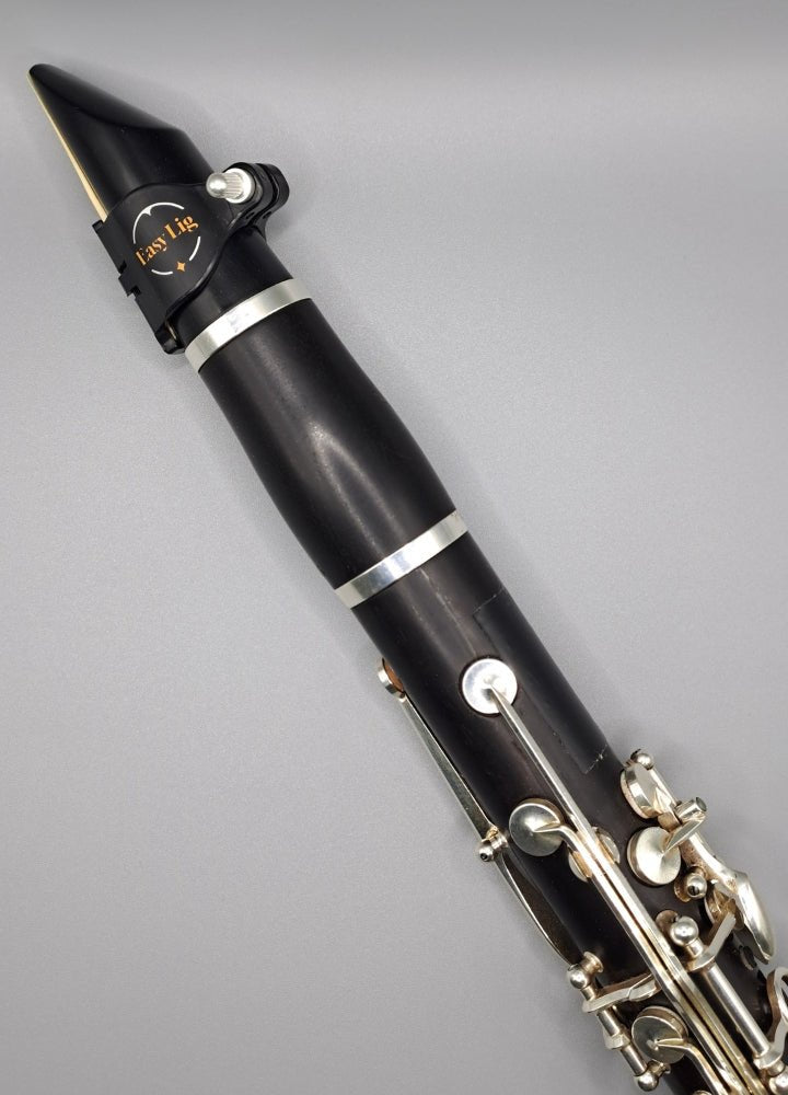 Easy Lig clarinet ligature attached to clarinet mouthpiece the best clarinet ligature for beginners