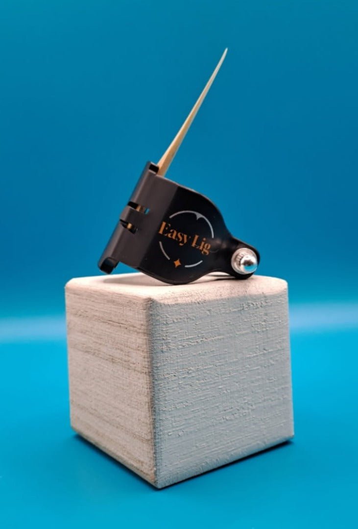 Easy Lig black ligature clarinette displayed on a wooden block best clarinet ligature for beginners